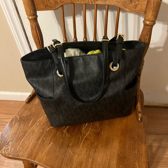 Black and brown Micheal Kors purse! Both exactly the same! - Picture 9 of 11